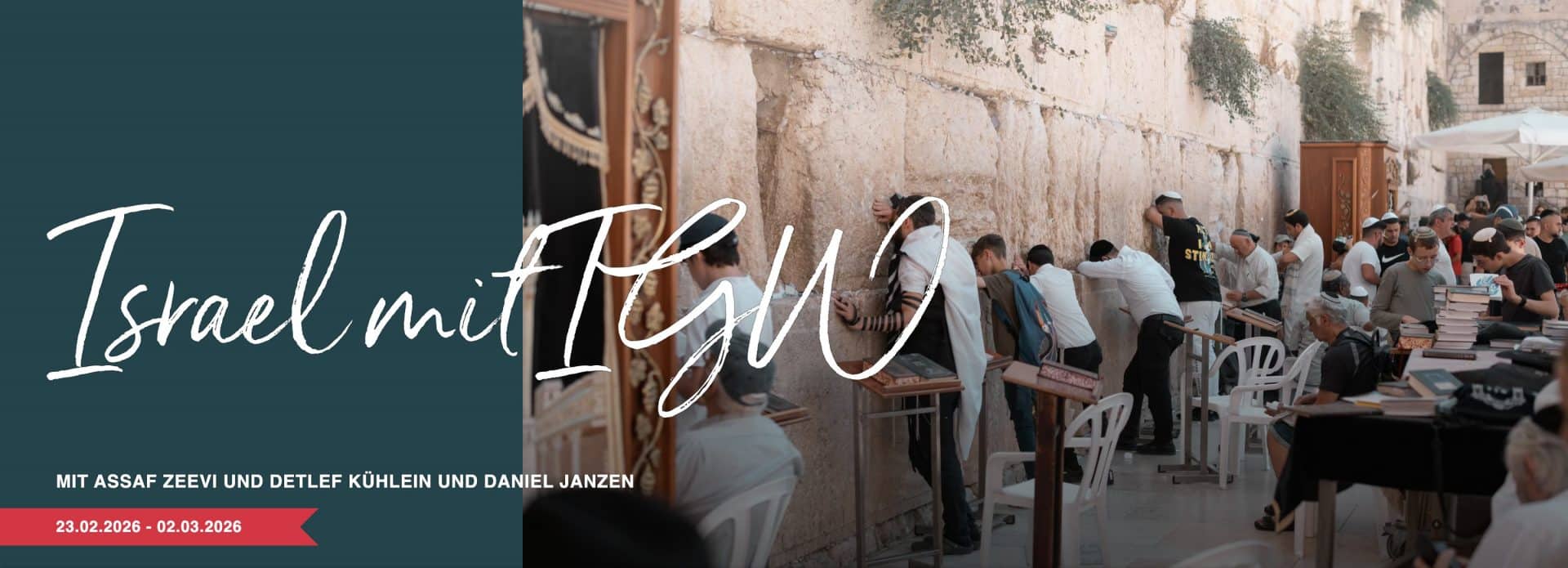 Foto von betenden Menschen an der Klagemauer in Jerusalem