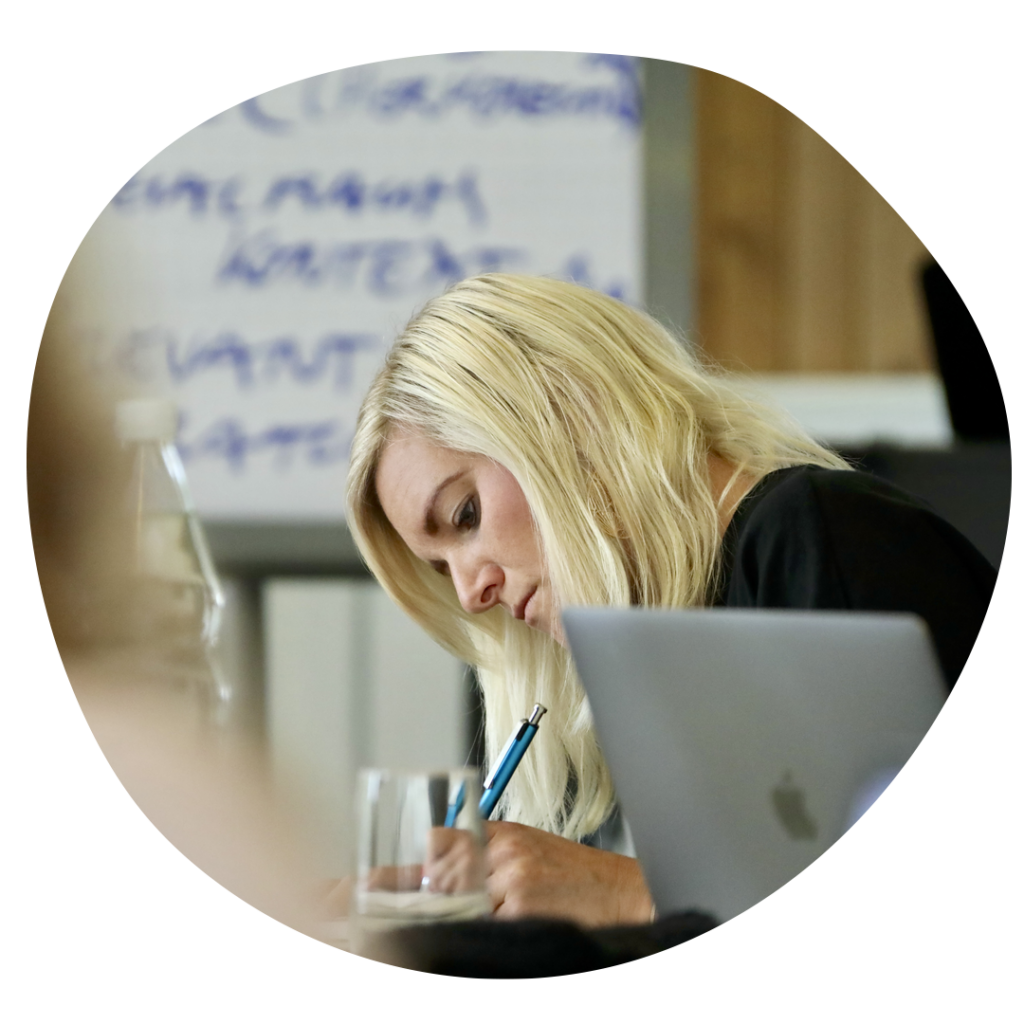 Studentin bei der Arbeit